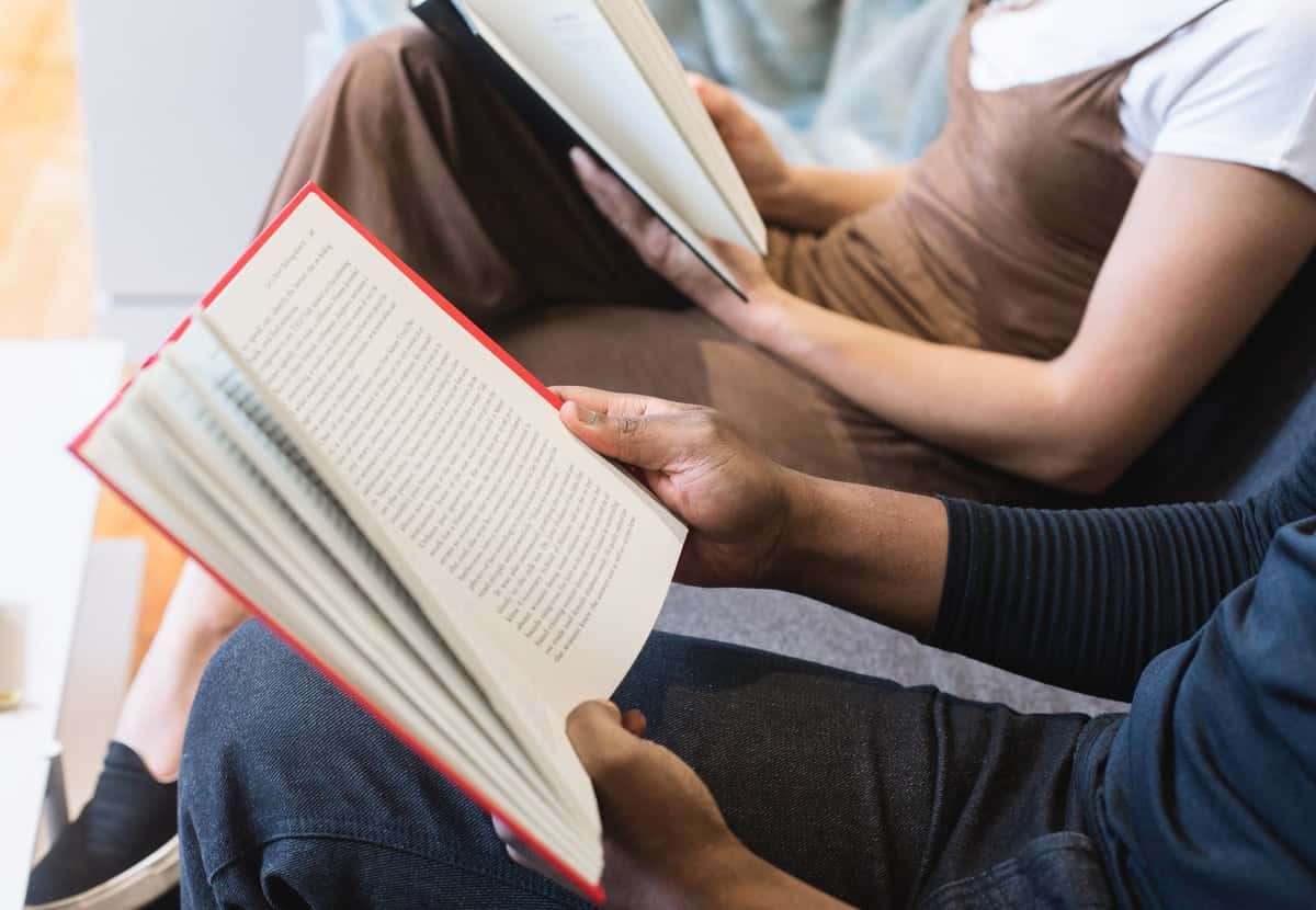 Pessoas lendo livros
